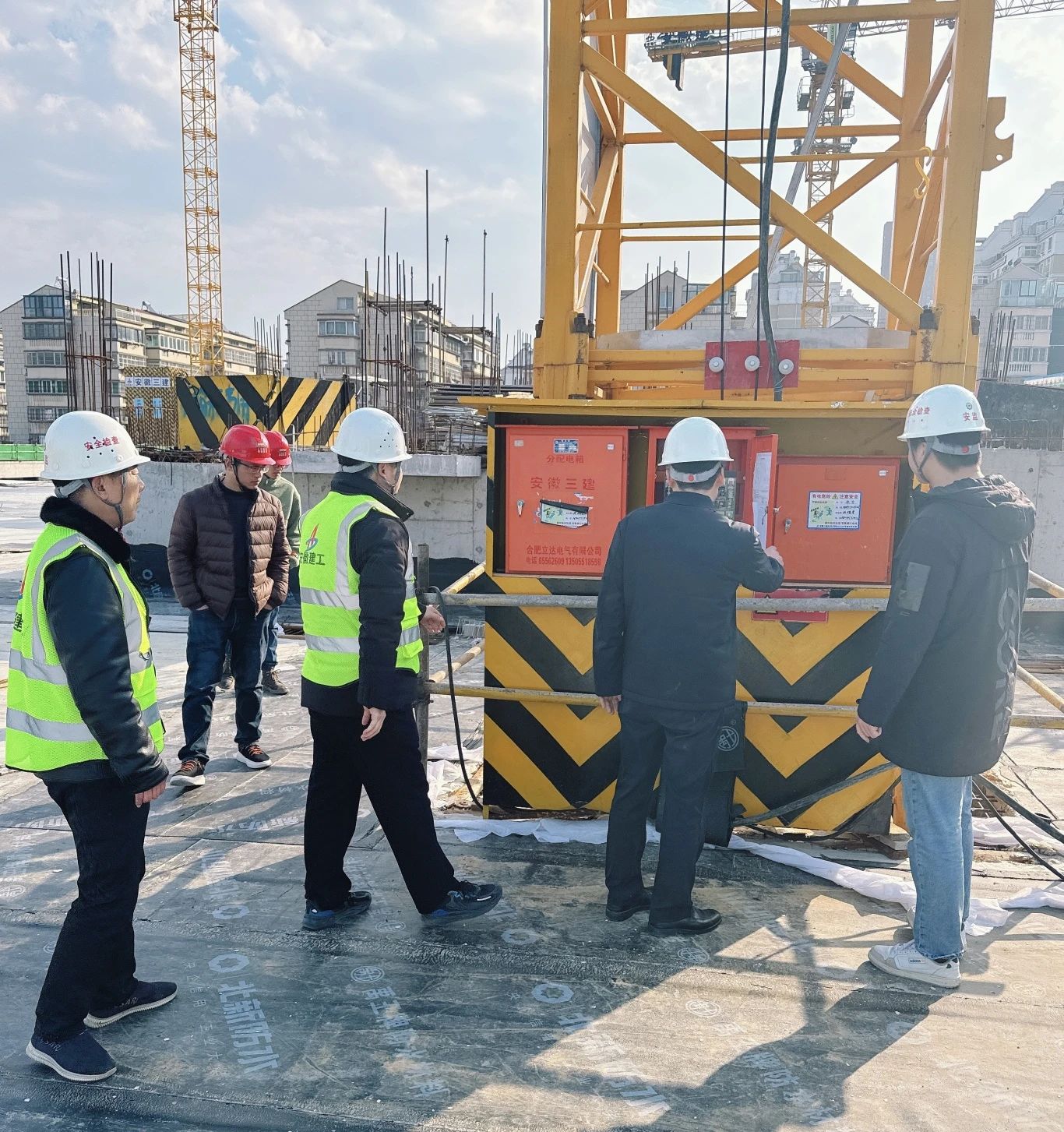 2月18日，一分公司領(lǐng)導(dǎo)帶隊對王衛(wèi)片區(qū)城市更新總承包項目施工現(xiàn)場臨時用電、大型設(shè)備、安全防護等情況進行了深入檢查，并對下一步計劃及要求作出詳細(xì)安排，要求項目全員、全面、全力進入工作狀態(tài)，以開工即決戰(zhàn)的心態(tài)，抓實抓細(xì)安全、質(zhì)量管理，強控風(fēng)險，明確目標(biāo)任務(wù)，確保項目按計劃節(jié)點順利推進。.png
