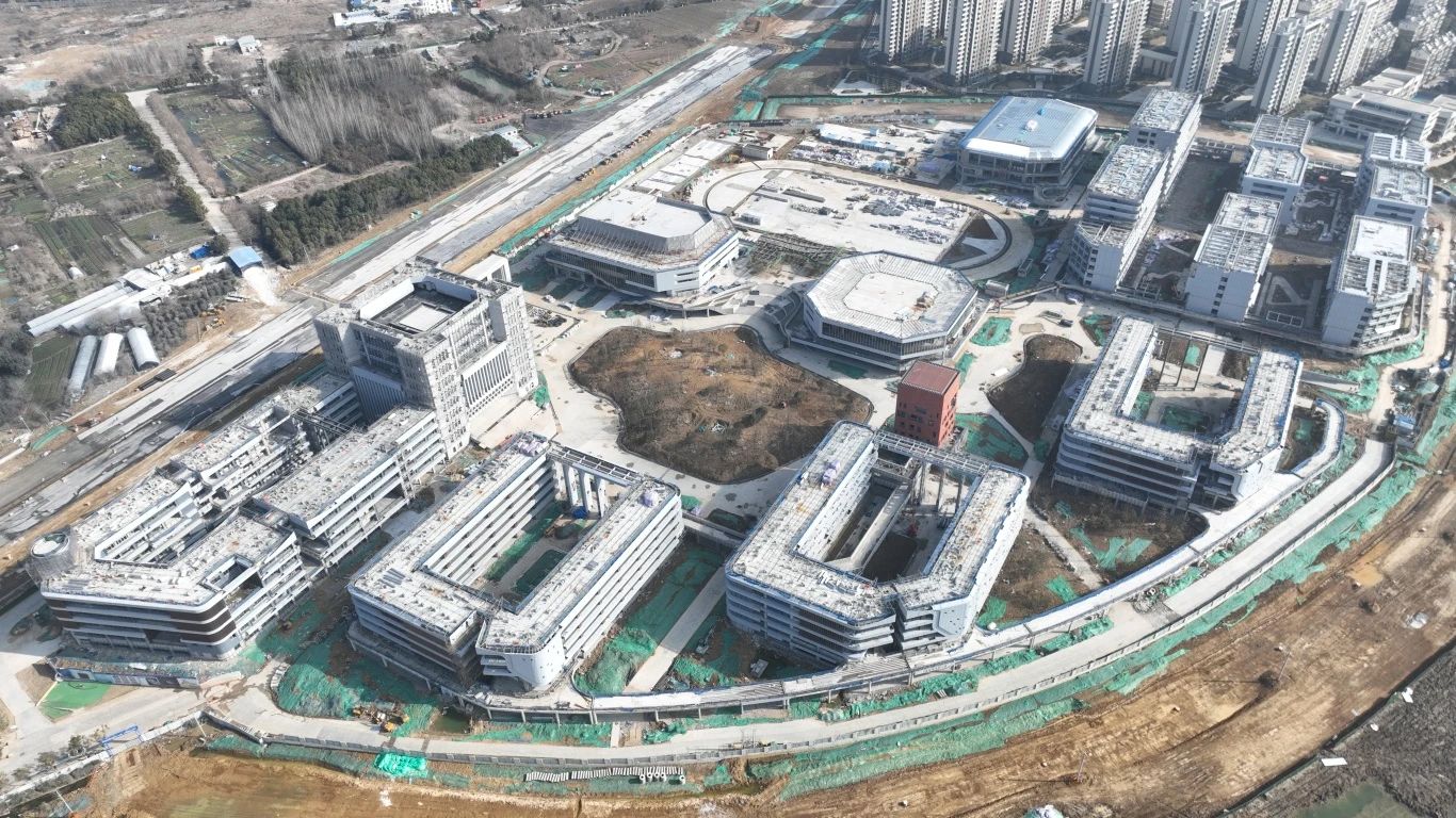 為確保合肥一中淝河校區(qū)項目2024年竣工交付節(jié)點如期完成，迅速掀起春節(jié)后復(fù)工即大干勞動熱潮，形成一股緊張快干、提速爭先的濃厚氛圍，2月16日，合肥一中淝河校區(qū)項目召開節(jié)后復(fù)工動員大會。會上，各部門負(fù)責(zé)人報告了2023年度收尾工作情況及今年的工作任務(wù)，以月、周為時間軸線，明確各目標(biāo)節(jié)點，并以圖表的形式對各勞務(wù)班組負(fù)責(zé)人進行全面交底，落實工作目標(biāo)責(zé)任制，做到責(zé)任到人，切實做到工作目標(biāo)化，目標(biāo)階段化，階段具體化，具體責(zé)任化。 (2)_副本.jpg